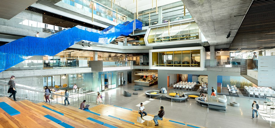 Cấu trúc của văn phòng này mang đến phong cách “lạ” trong cách sử dụng gam màu sắc và bố cục văn phòng làm việc.
