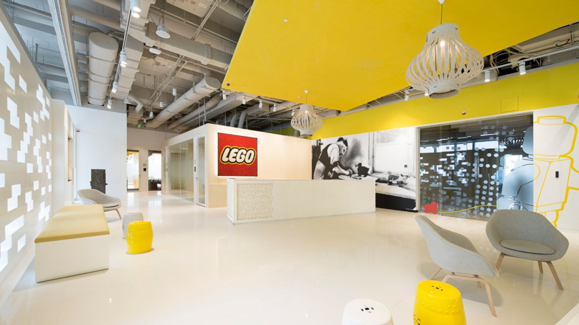 Màu vàng kích thích sự sáng tạo tuyệt vời tại văn phòng Lego