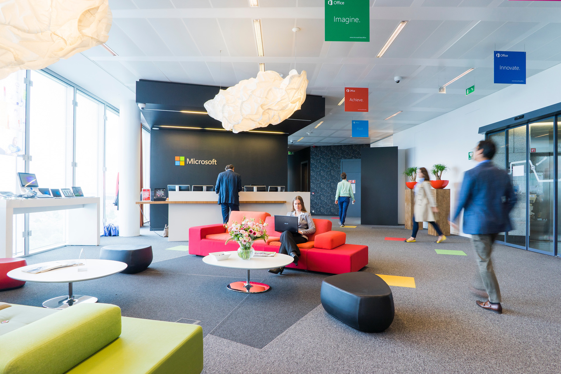 Thiết kế văn phòng với các màu sắc thương hiệu của Microsoft