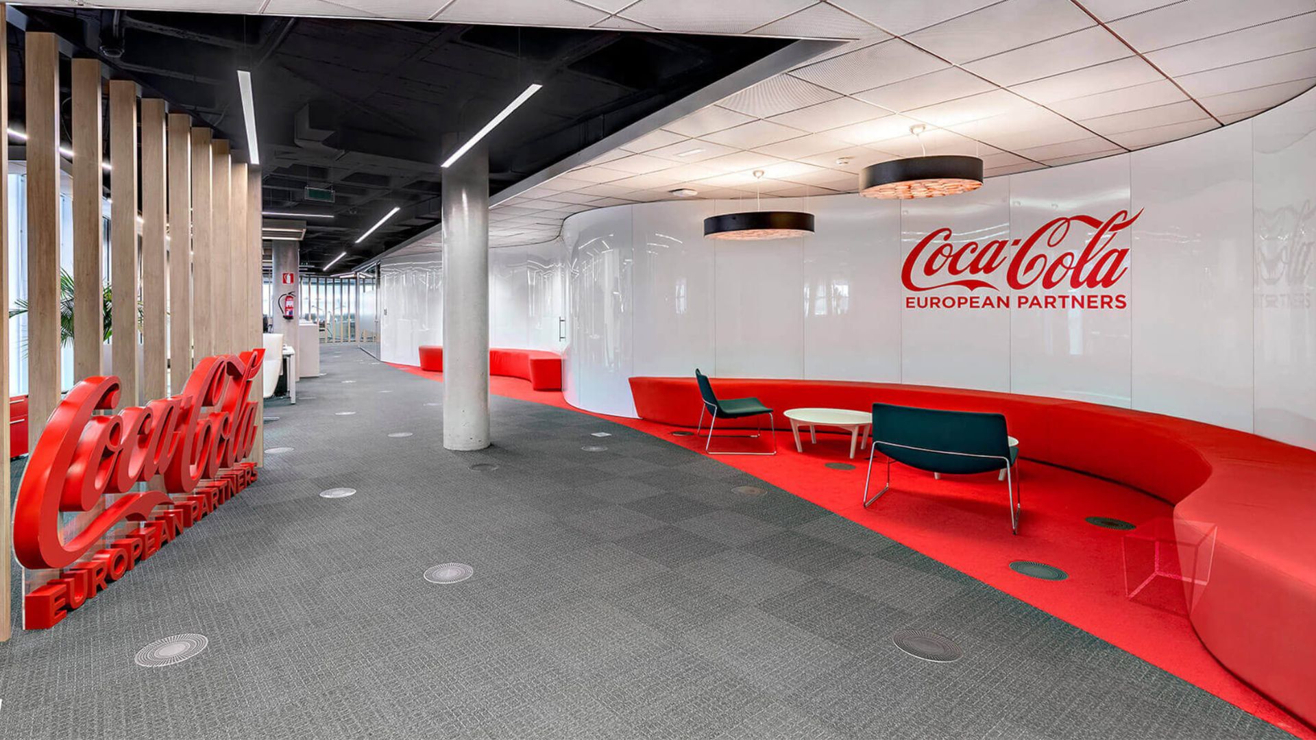 Thiết kế thể hiện màu sắc thương hiệu tại văn phòng Cocacola