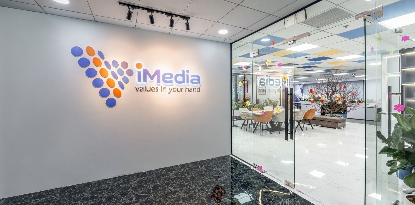 Văn phòng Imedia với diện tích 316 m2 gây ấn tượng với biểu tượng logo từ sảnh chờ - ICADVietnam