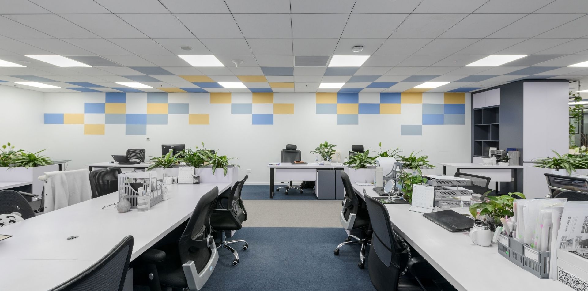Không gian làm việc Imedia trang trí mảng tường ấn tượng tạo liên kết màu sắc, thể hiện hình ảnh thương hiệu doanh nghiệp - ICADVietnam