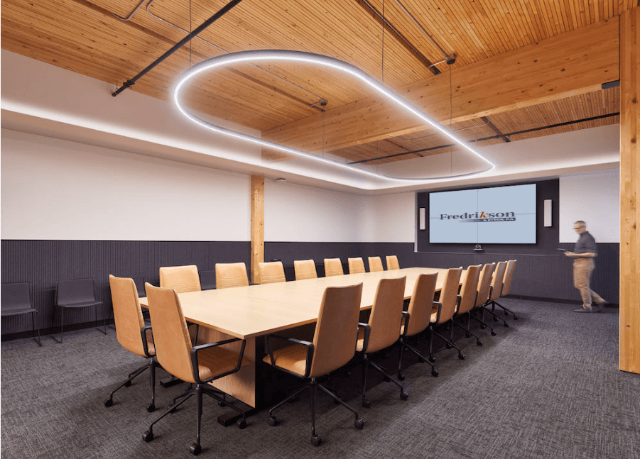 Phòng họp của Fredrikson lấy cảm hứng từ vật liệu gỗ thân thiện (Unispace)