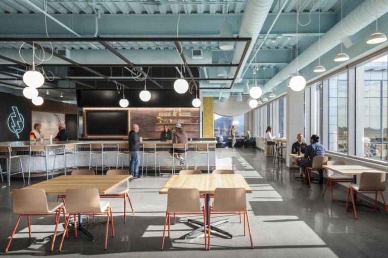Tinh thẩm mỹ của văn phòng Fusion - Omaha được nâng cao với phong cách thiết kế nội thất hiện đại