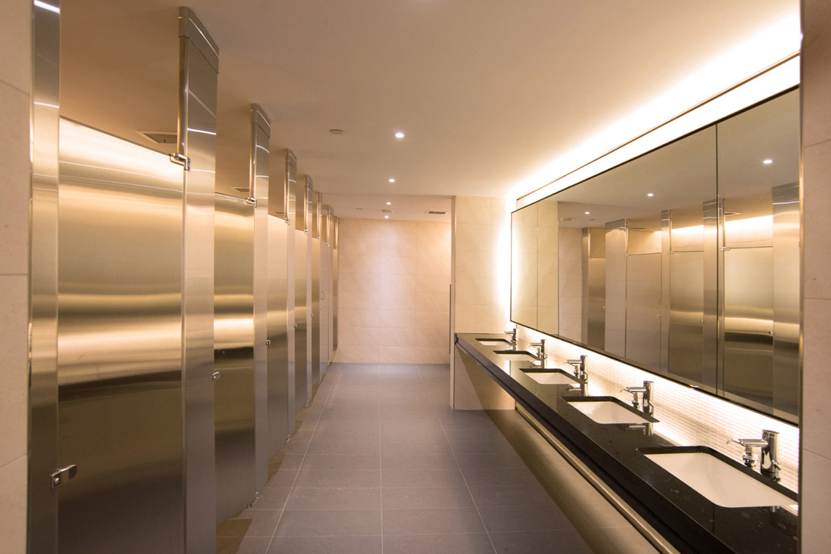  Nhà vệ sinh cao cấp với thiết kế hiện đại, vách ngăn inox sáng bóng
